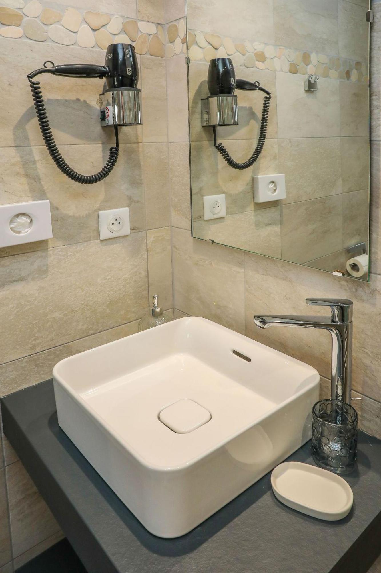 Hotel O Chiroulet Bagnères-de-Bigorre Szoba fotó